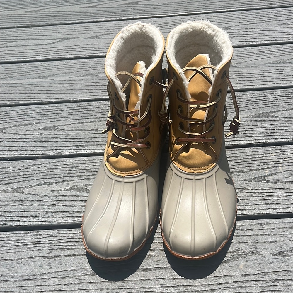 ❄️ Tan and Gray Lined Duck Boots - Picture 6 of 6